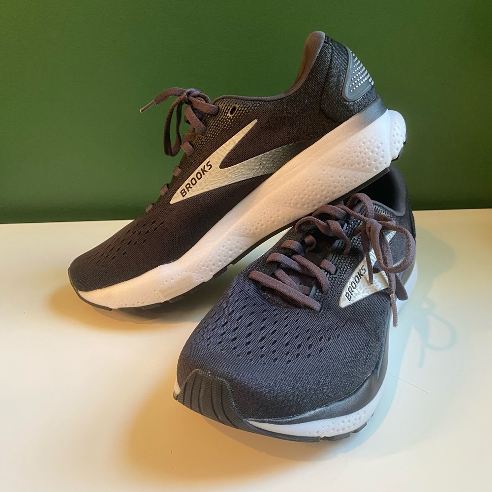 Brooks Ghost 16 Running/Athletic Shoes - Black and White Womens Size 10